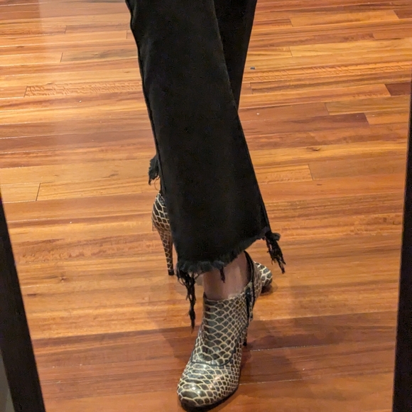 Faux snake skin ankle boots. Size 5 - Picture 2 of 4